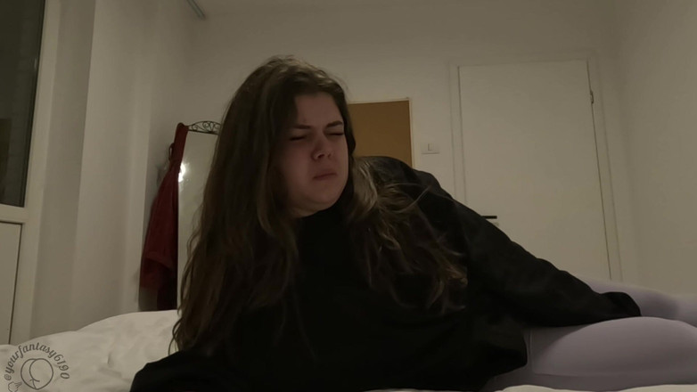 Your fantasy studio: 拉丁少女在床上放屁