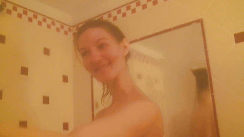 All Those Girlfriends: Vanessa Y. duşta göğüsleri ve amıyla oynuyor