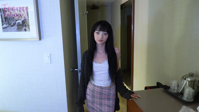 Teenytaboo: Cecelia Taylor je tabuizovaná asistentka