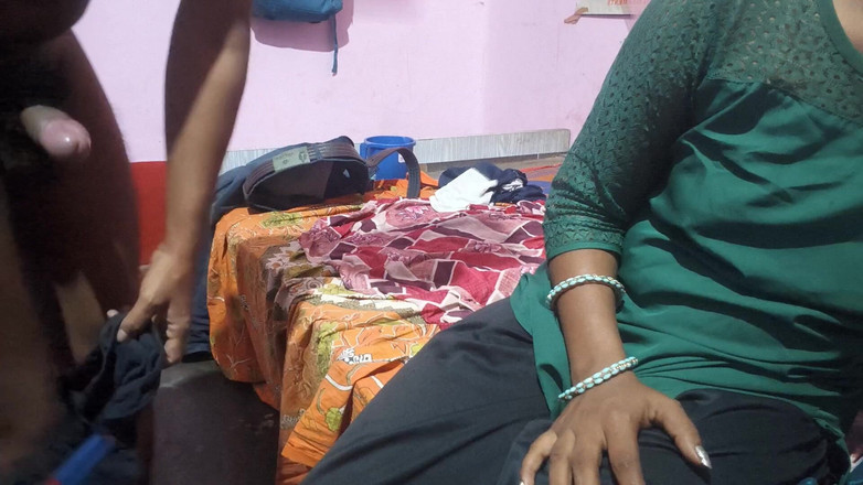 Sobha rani: En iyi üçlü seks 2025:- Rahul kız arkadaşını ve karısını aynı yatakta...