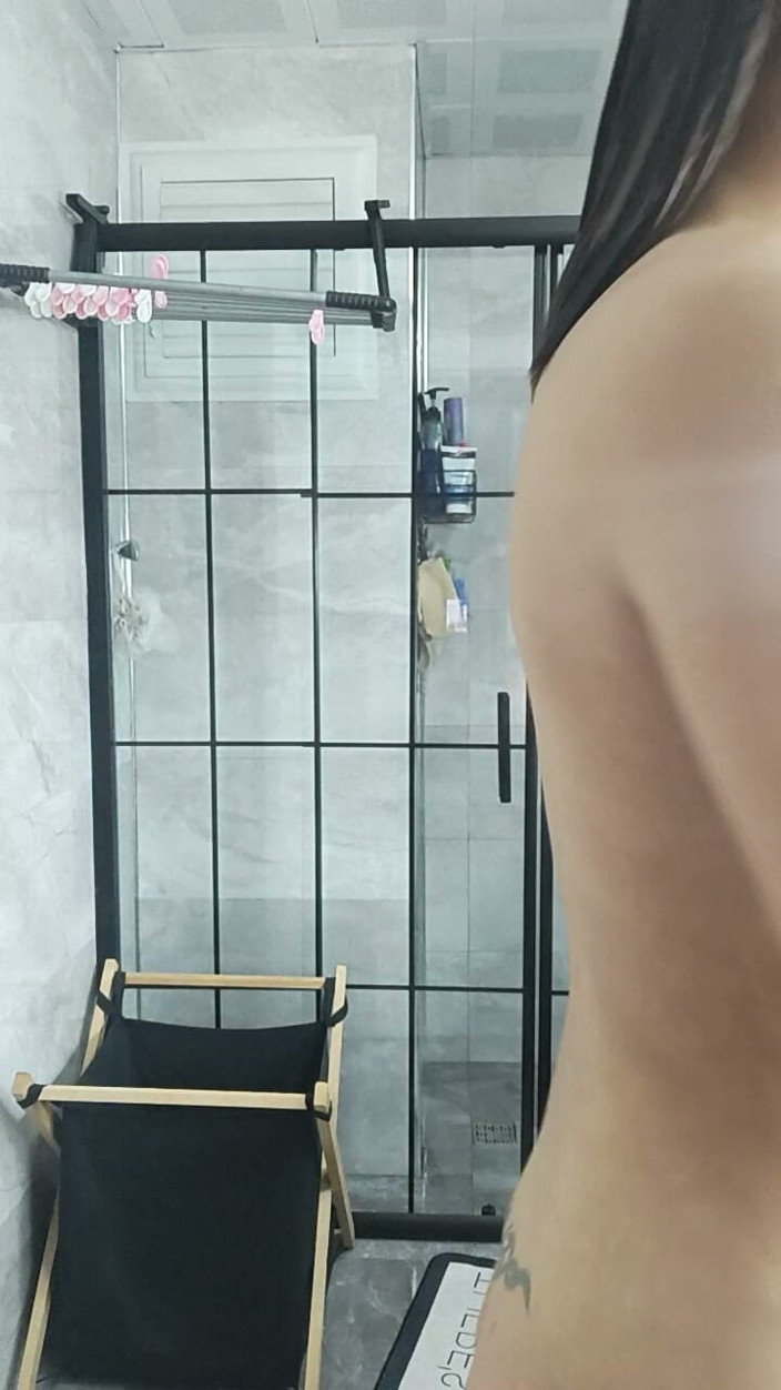 Esmer Tarcin: Estoy Caminando Desnudo En El Baño