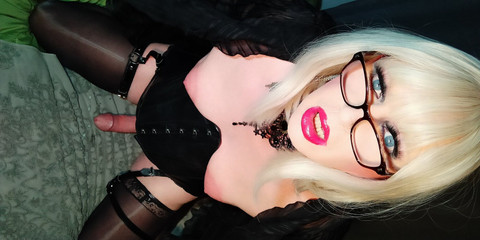 Emma Browne: Trans toket besar crot spermanya!