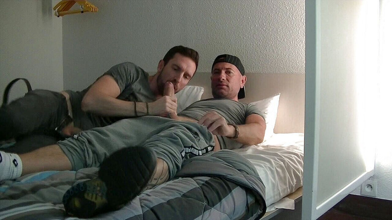 FRENCH HOLES CREAMPIED: Fcuked sans capote par sexy droit de l'hôtel