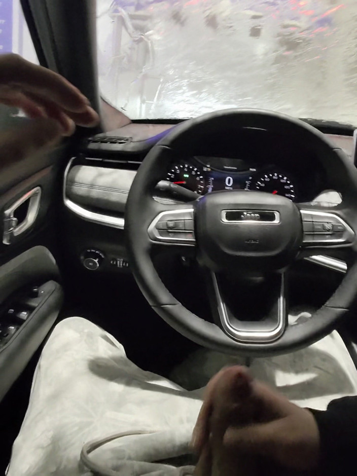 Mya Lane: 洗車中のフェラチオとコンドームの破りの視点