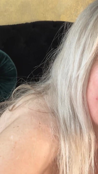 Úplně naolejovaná pěstění mé sexy kundičky k orgasmu