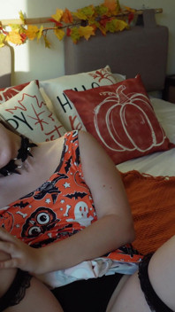 Mijn clit wrijven, luider kreunen, hard klaarkomen - allemaal op mijn bed.