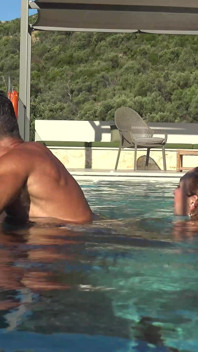 Za kulisami Wszystkie naturalne MILF Julia North Underwater Soft w basenie