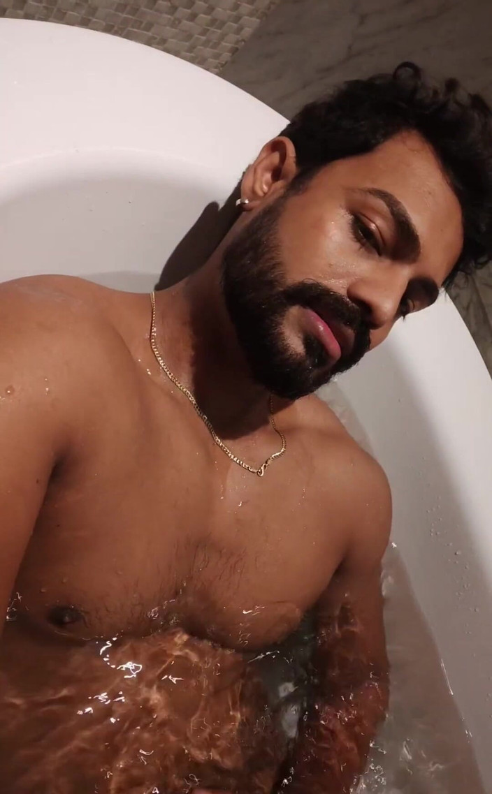 bonghunkx: 真夜中の最もホットなバスタブオナニー...