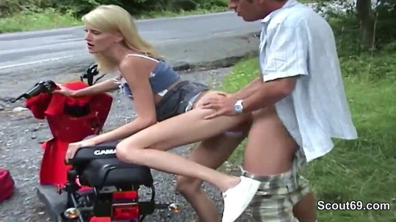 Full porn collection: Gadis remaja ceko digodain sama 2 cowok jerman di ruangan casting...