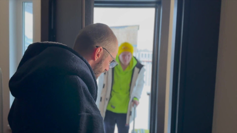 Falcon Al: Un mec mendiant en 460 est venu vers son beau-père et...