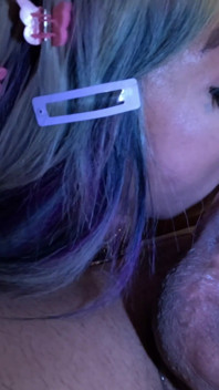 Ebony kráska Lucckii Má úžasné BJ dovednosti a miluje sperma na tváři