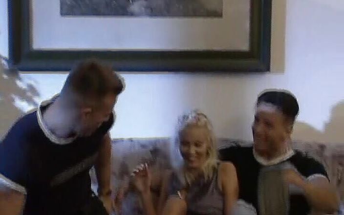 German Homemade: Блондинка с маленькими сиськами из Германии принимает два твердых члена в гостиной