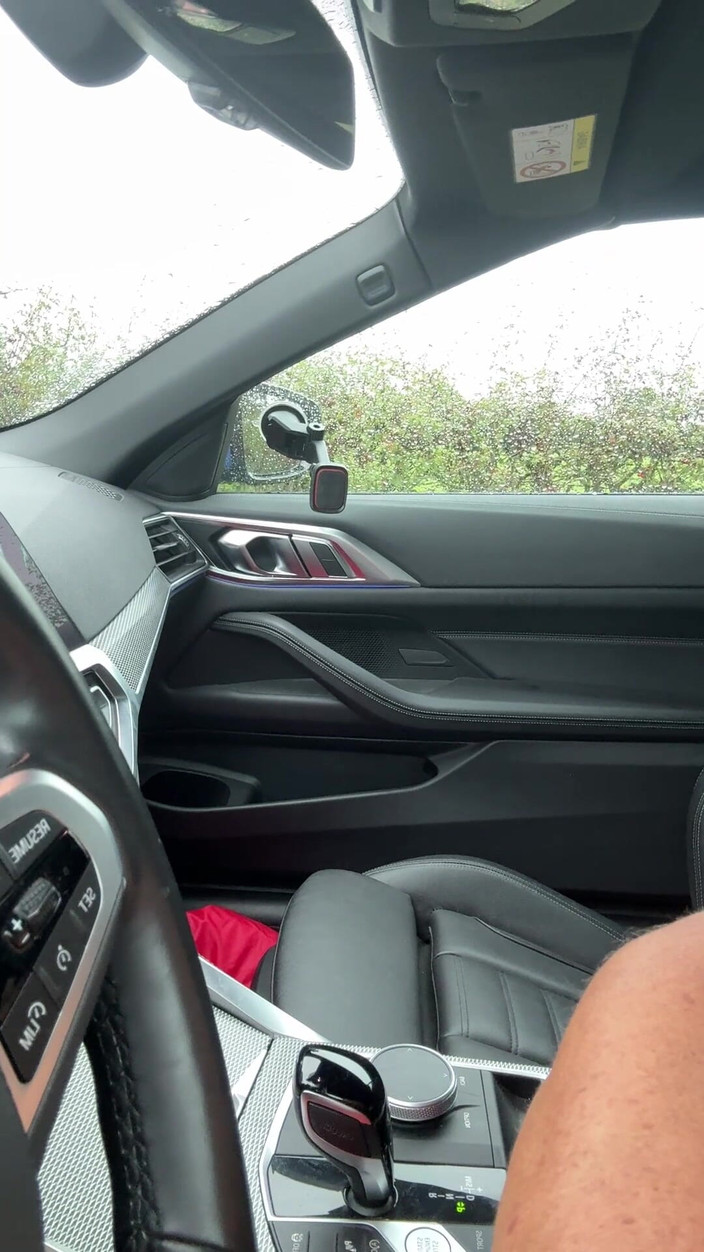 Kellycd2022: Crossdresser seksi kellycd2022 untuk berkendara dengan stoking merah tanpa ampun...