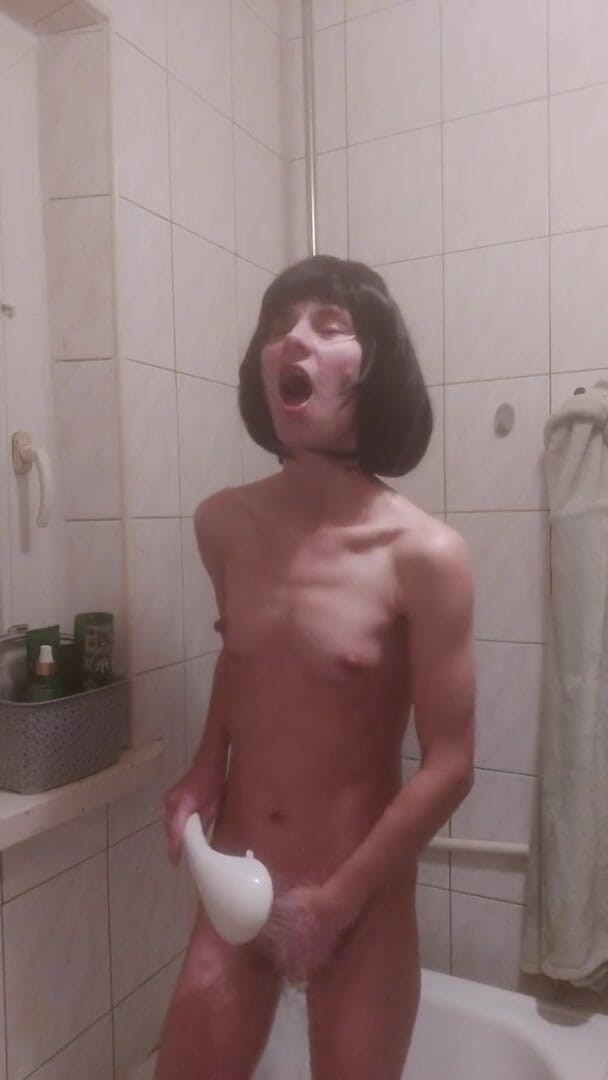 Wet Pussy Fuck: Polská teenagerka masturbuje ve sprše s hlasitým orgasmem