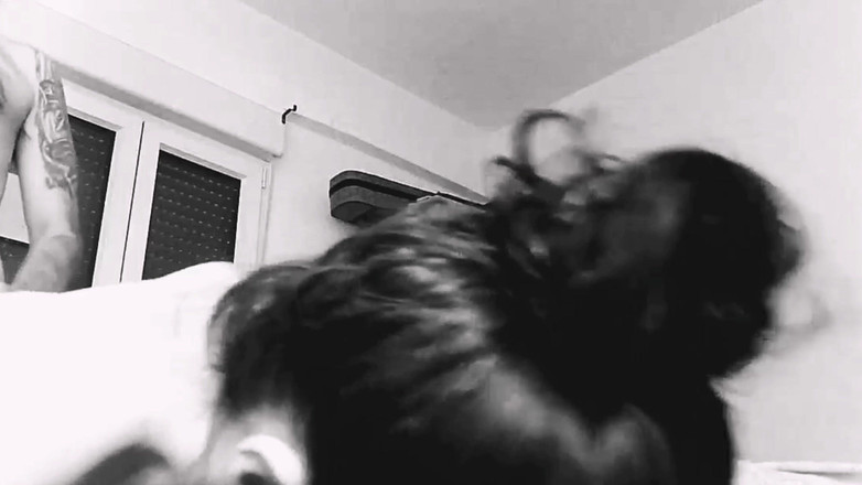 Akasha7: Beni sert sikiyor ve kirayı amcığımla ödüyorum