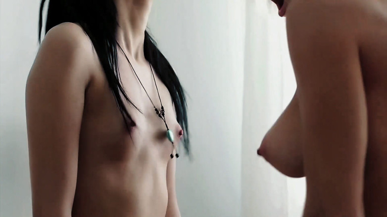 8TeenHub: Ekaterina 和 vera 有一个热辣的大学联合 2 男 3P