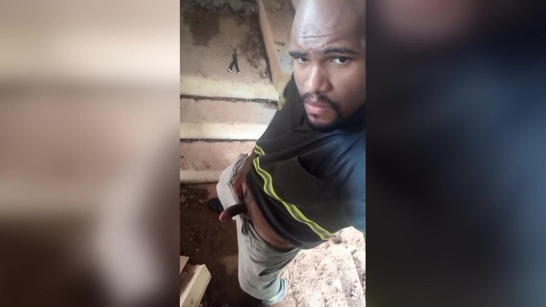 TheBlacKHunterr: इमारत की सीढ़ियों पर एक