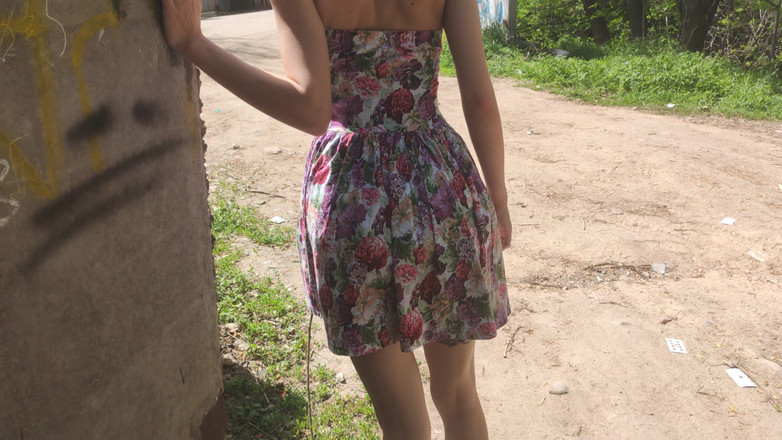 AnGelya G: आउटडोर में उसकी स्कर्ट उठाई और पार्क में चूसा