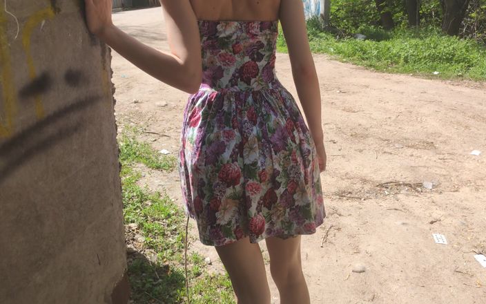 AnGelya G: Підняла спідницю на відкритому повітрі і смоктала парк
