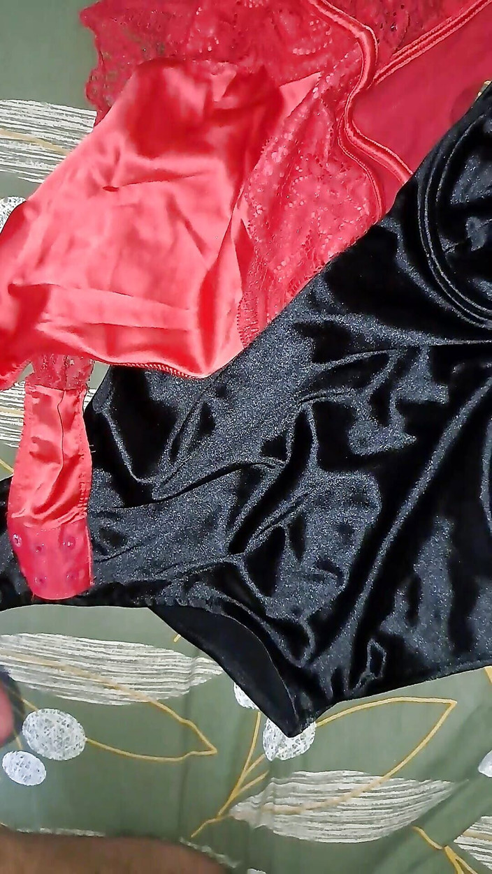 Satinv: Dojení mého spermatu v jejím saténové prádle