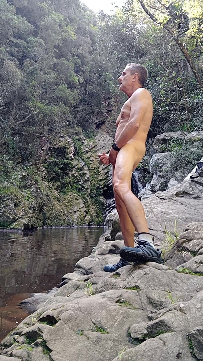 Hunggaystudza: 하이킹 중 수영장에서 알몸으로 큰 짐을 쏘다