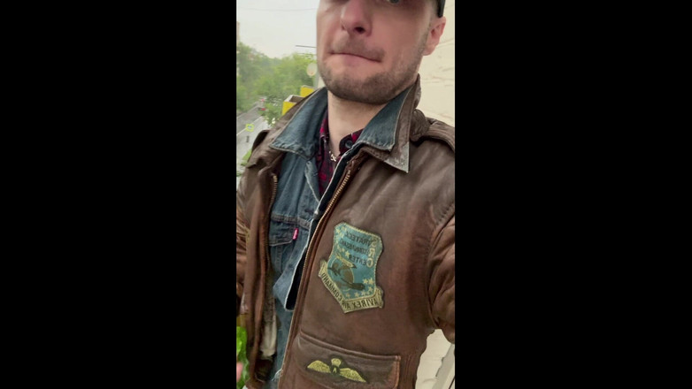 KinkySirius: Kinkysirius se v dešti namočí ve vintage kožené bundě a...