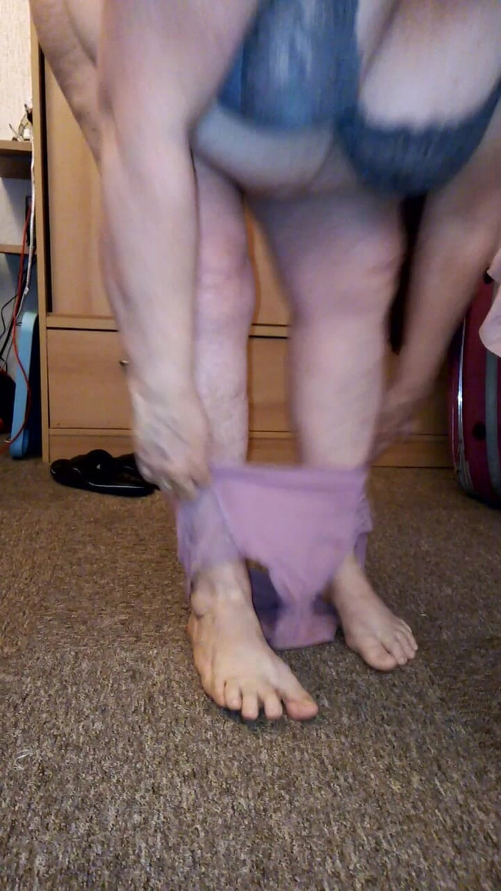 Lizal: Donnona si riempie di crema e si veste dopo la...