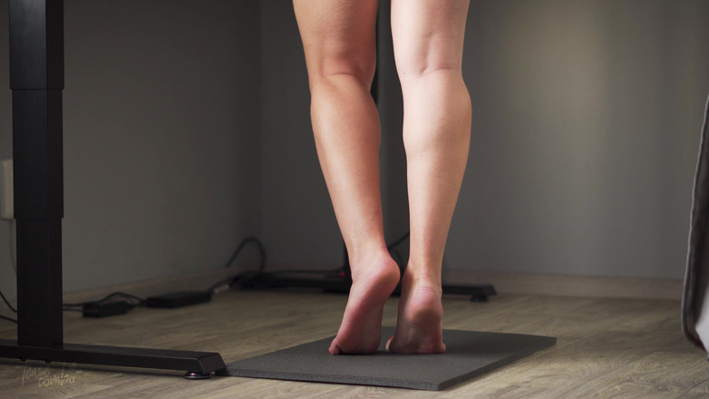 Teasecombo 4K: Teen kälber am stehpult beobachten