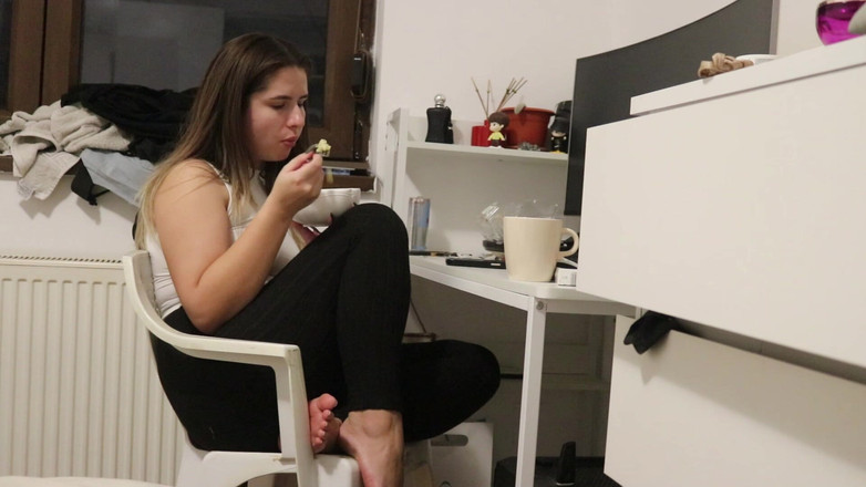 NipsAndStrips: Scheten laten tijdens het eten aan mijn bureau