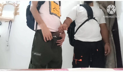 Desi__Panda: Studentessa indiana amici etero si danno un pompino a vicenda