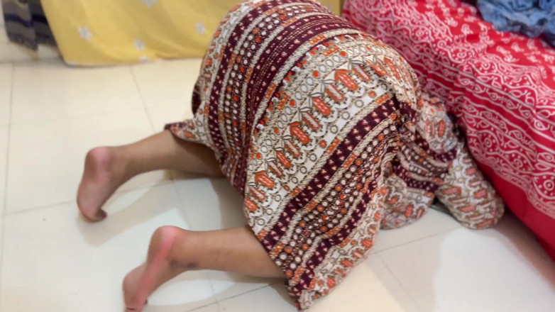 Aria Mia: Stor röv Egyptisk hot maid fast under sängen &amp;naken hennes röv