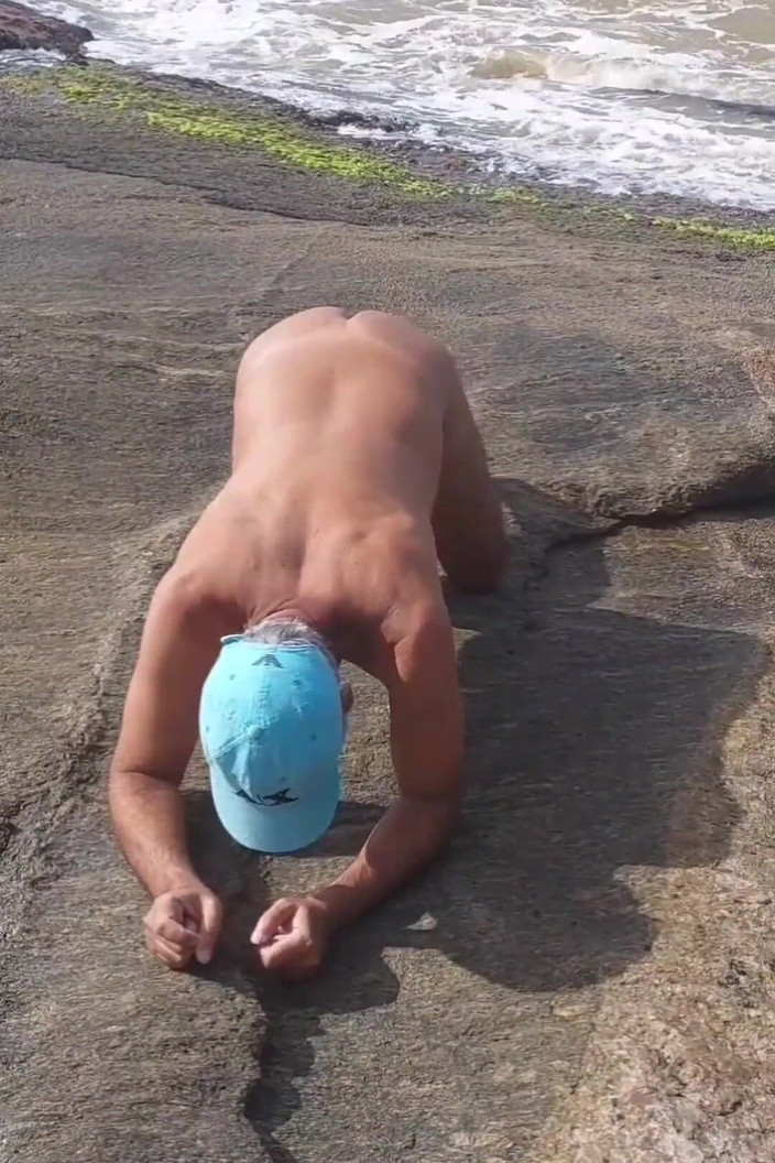 Ladysilvas: Ladysilva homo naakt op het strand wat een hete kont