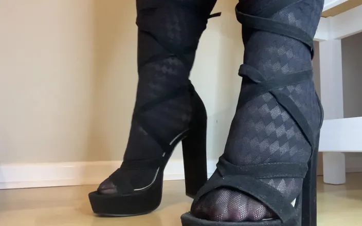 Bigtiddygoth: Feet Worship Time