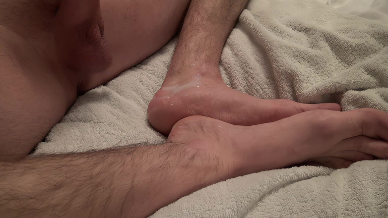 NakedFoxx: Anh chàng thẳng blasts dây thừng dày của cum trên...