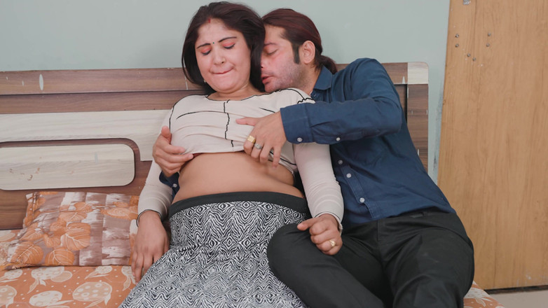 Shah ji: Le patron appelle une bhabhi dans sa chambre sous prétexte...