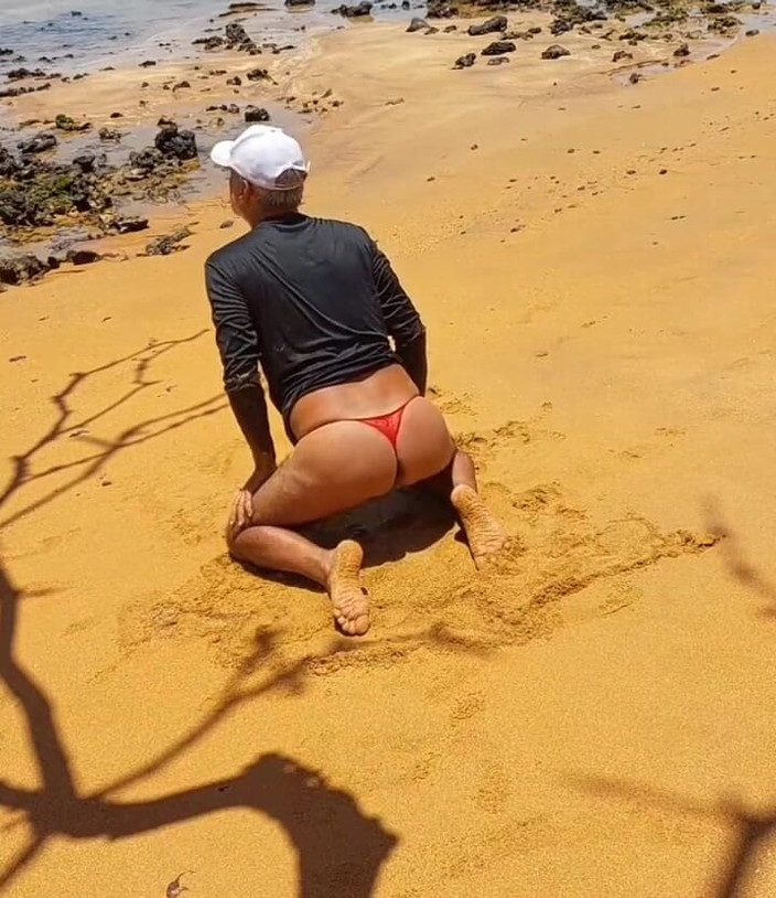 Ladysilvas: Ladysilva exhibe son cul sexy en culotte sur la plage