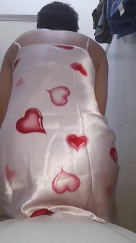 Spust przyjemność z uroczą satyną bielizną