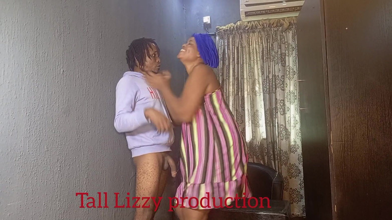 Tall_lizzy23: ゲートマンは彼の片思いをファックし、彼らの上司の寝室で家の助けを