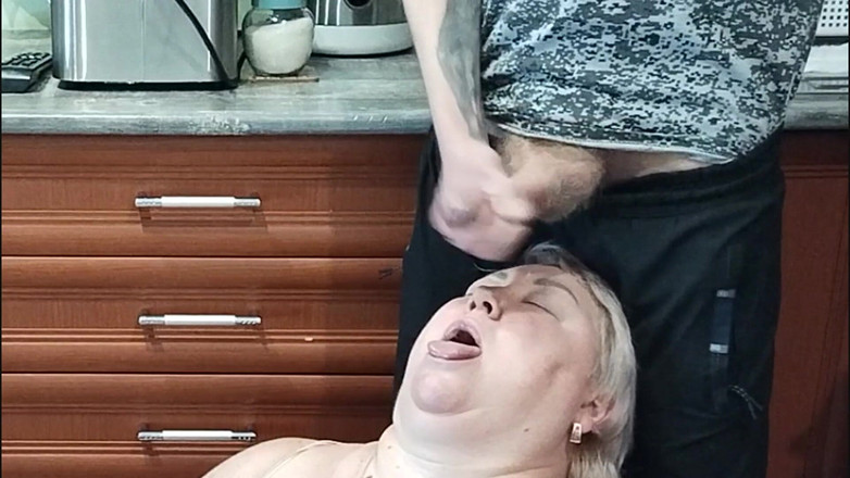 Zona901: Mulut ibu mertuaku dicrot sperma hangat setelah ngocok kontolku di...