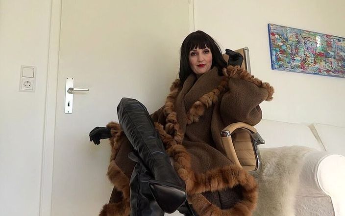 Lady Victoria Valente: Overknee Leather Boots and Fur Coat Luxury