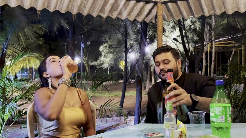 Kilash: その男は女の子を庭を歩かせながら、セックスを誘っている