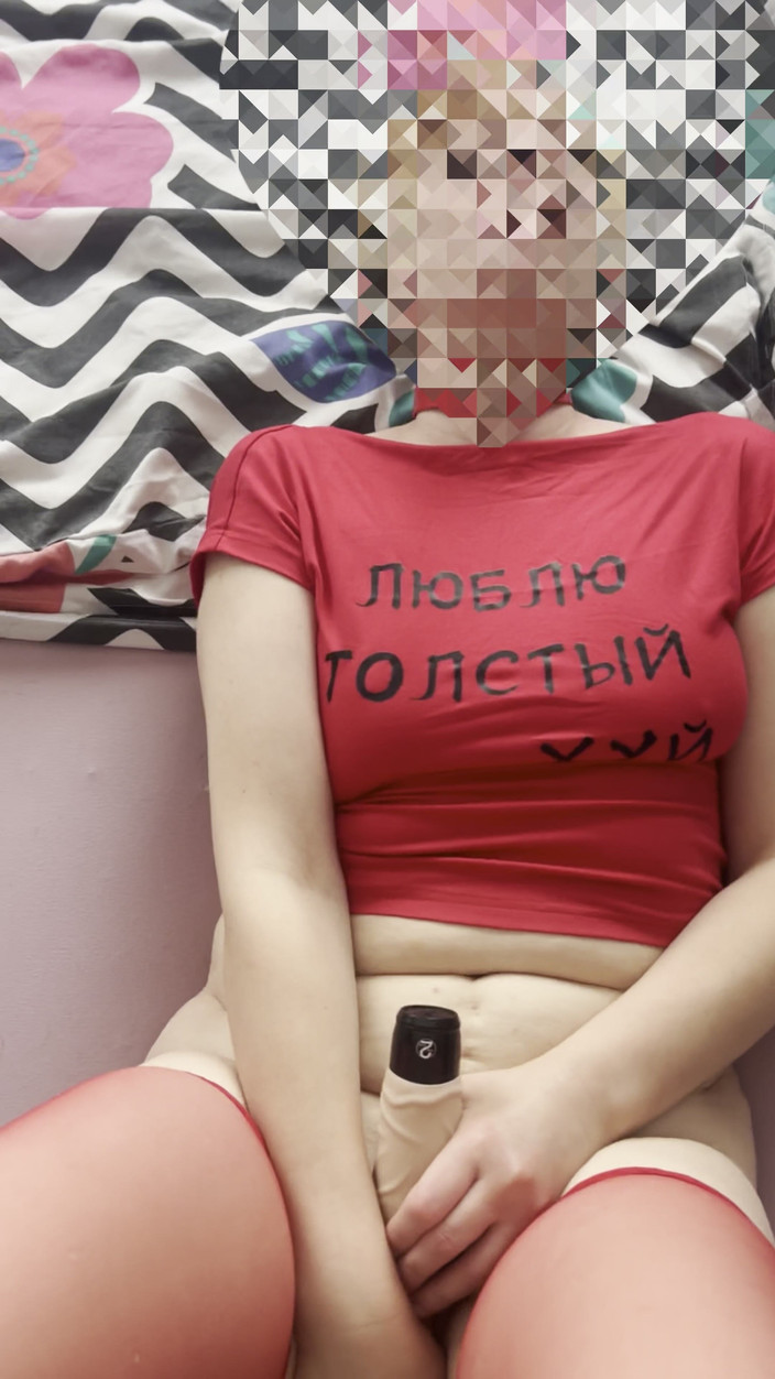 SashMash: Istri sange ini lagi asik ngentot dirinya sendiri pakai dildo...