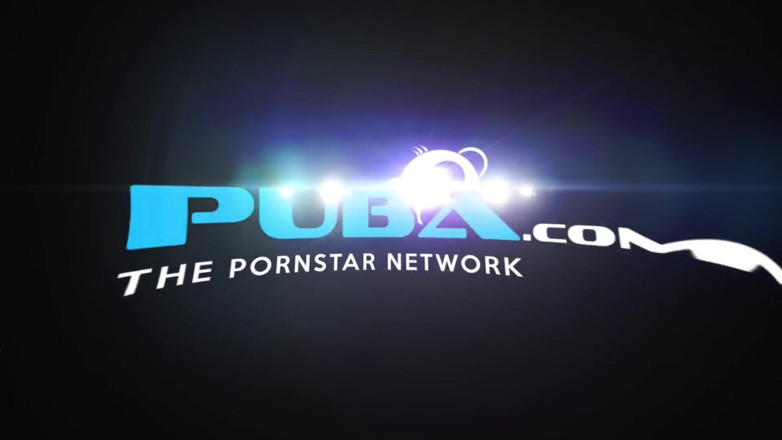 PUBA Solo: Sexy a propíchnutá Daisy Monroe masturbuje před kamerou
