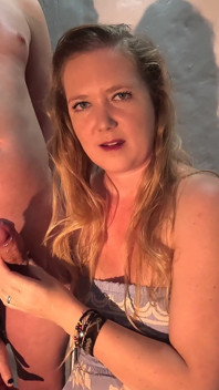 Je veux que tu me regardes pendant que je branle sa bite bien dure