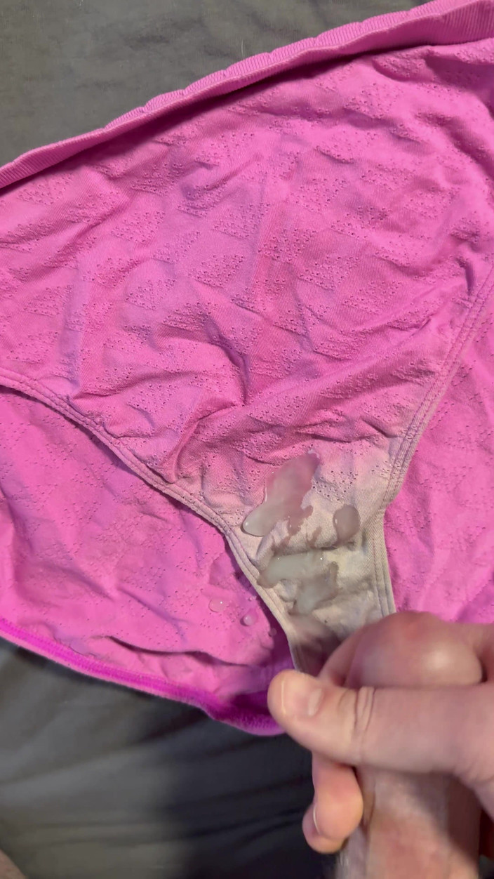 CumDaily: Sperma på fruens trosor 7