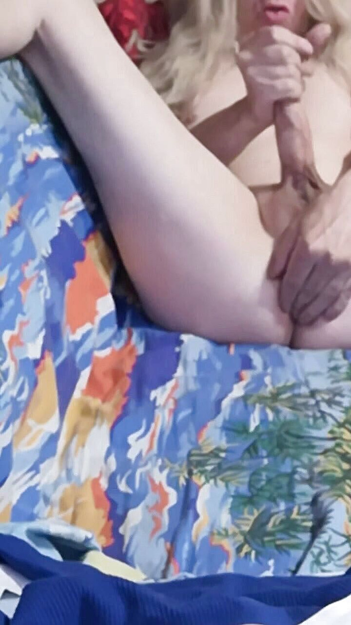 Angelina TS sissy: Angelina TS sissy med små bröst sperma i munnen.