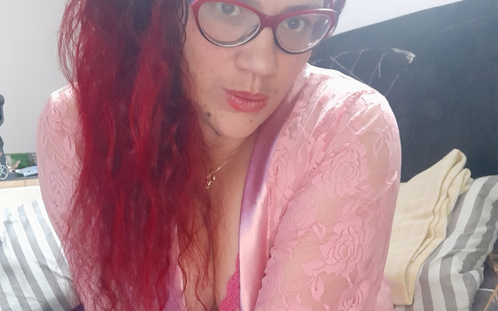 karlythoth: Раздевается и мастурбирует