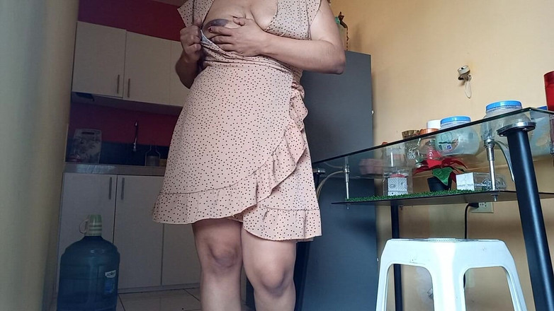 PATY PATY: 主婦はドアを開けたまま自慰をしているが、変態の隣人に見つかっていることに気づかない