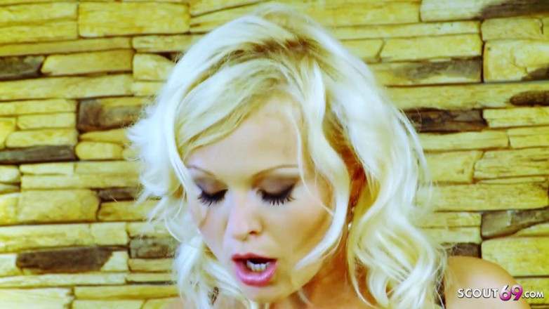 Full porn collection: Extreem geile blonde milf wordt geneukt door een dikke lul