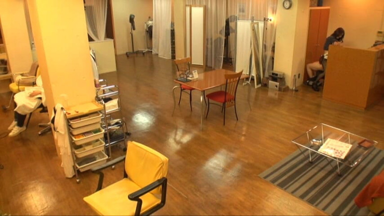 CherryBONBON: Salon Tempat Kontak Mata Tidak Pernah Berhenti